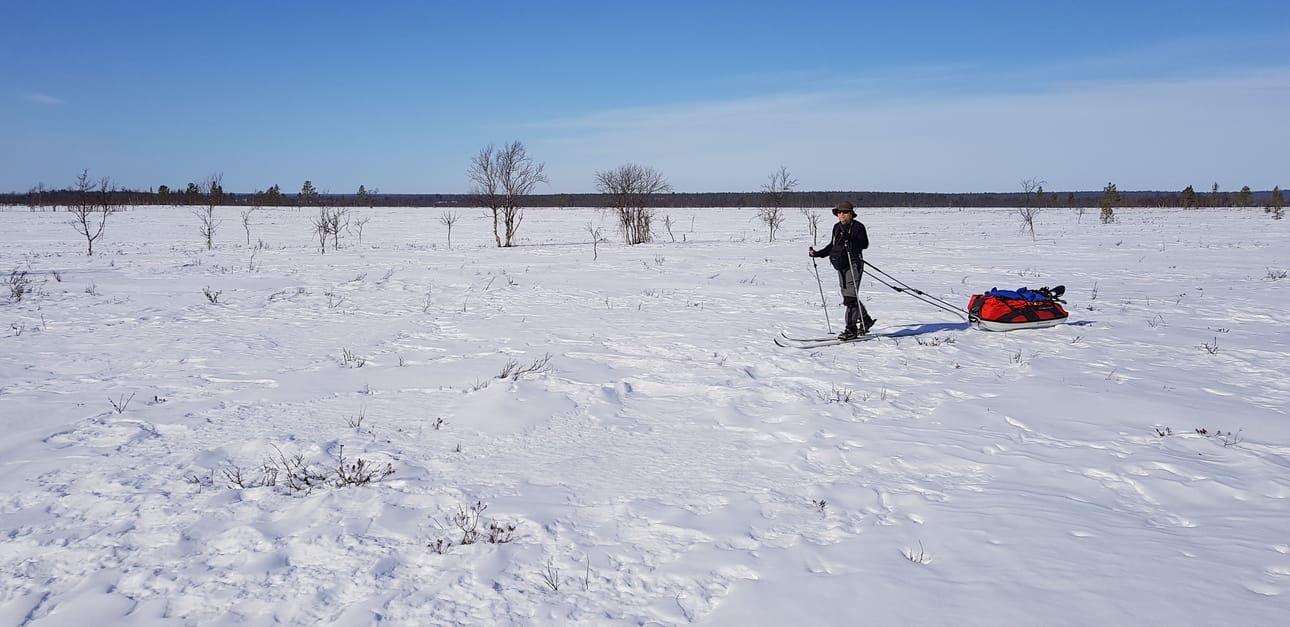 Lemmenjoen takamailla on paljon tasaisia soita, joilla on hyvä hiihtää, kun hanki kantaa.
