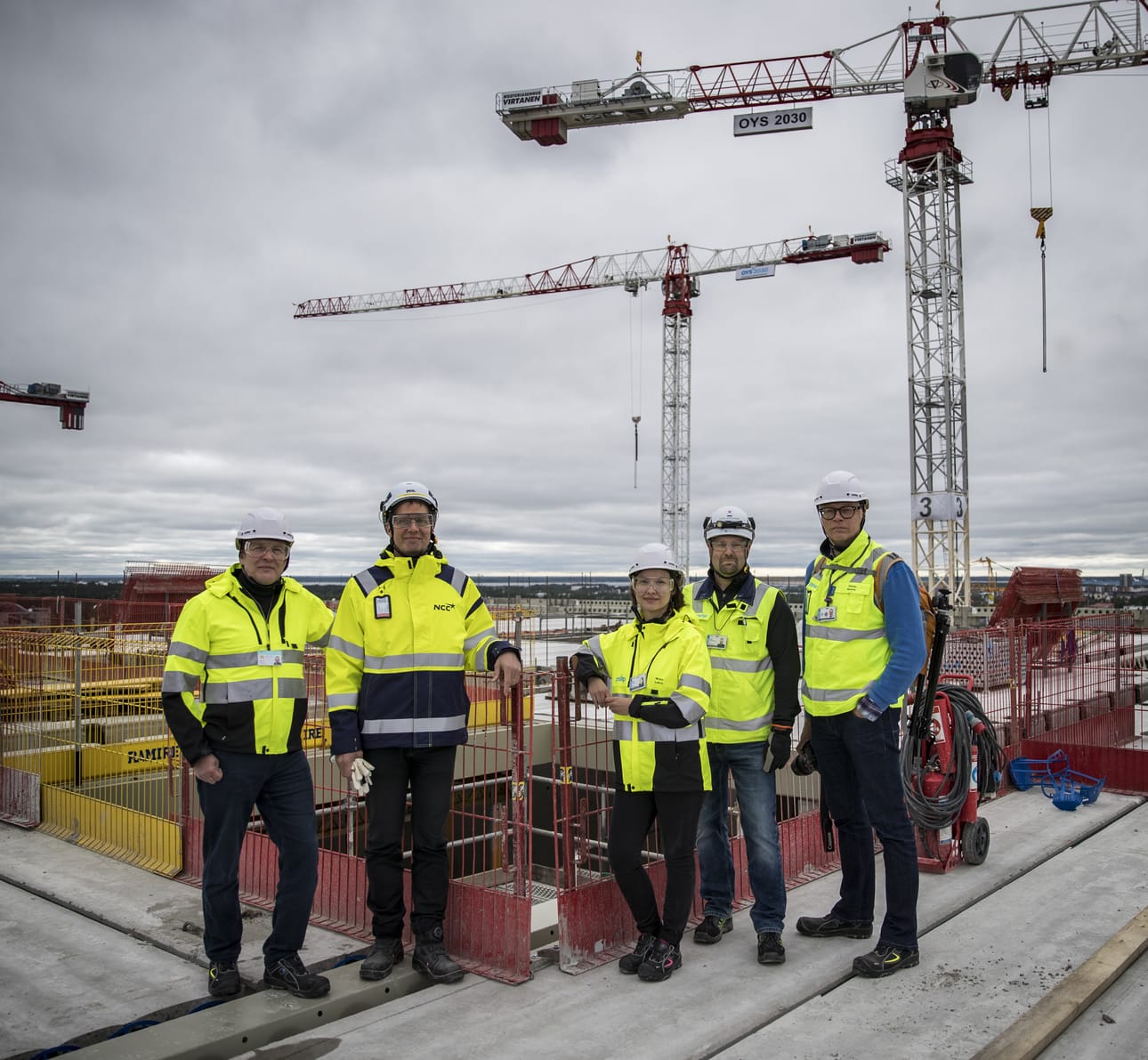 OYSin uuden sairaalan A-rakennus on noussut kahdeksanteen kerrokseen. Katolla Juha Jääskeläinen, Pekka Jokela, Mirka Lohva, Pekka Lappalainen ja Teemu Kemilä.