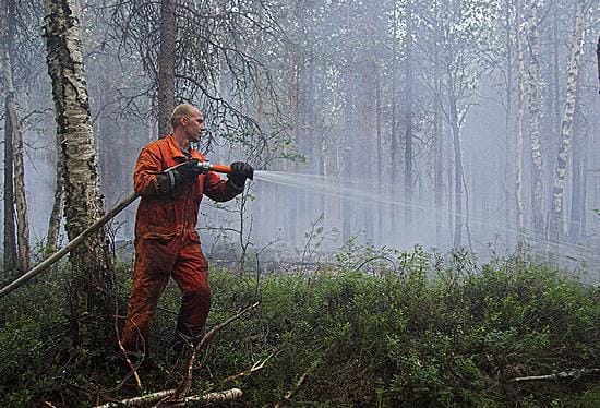 Pentti Rantonen sammuttaa metsäpaloa Vaalan Enonkylässä.
