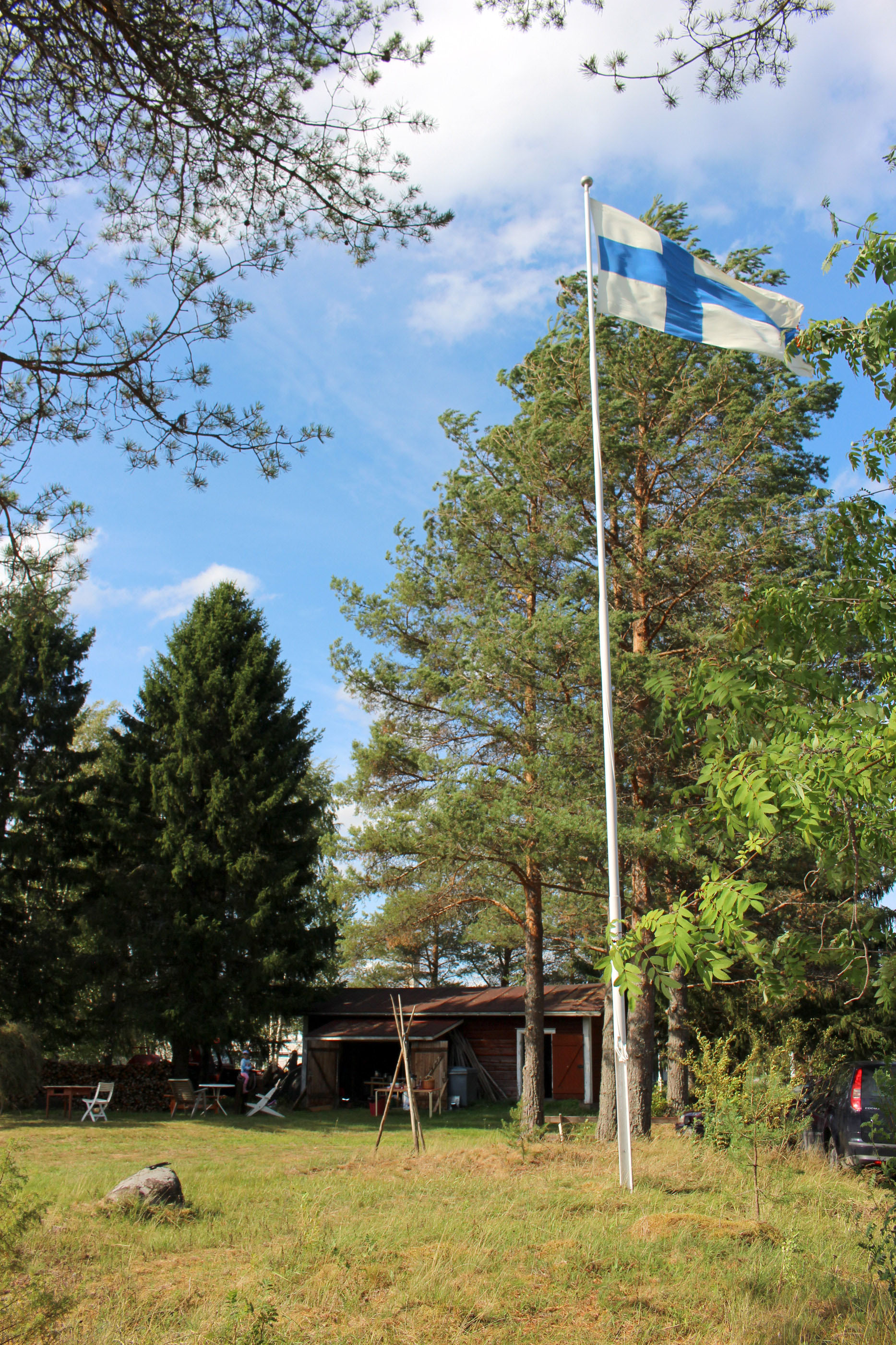 Turulassa saatiin pitkästä aikaa siniristilippu salkoon kunnostettuun lipputankoon Suomen luonnon päivän kunniaksi.