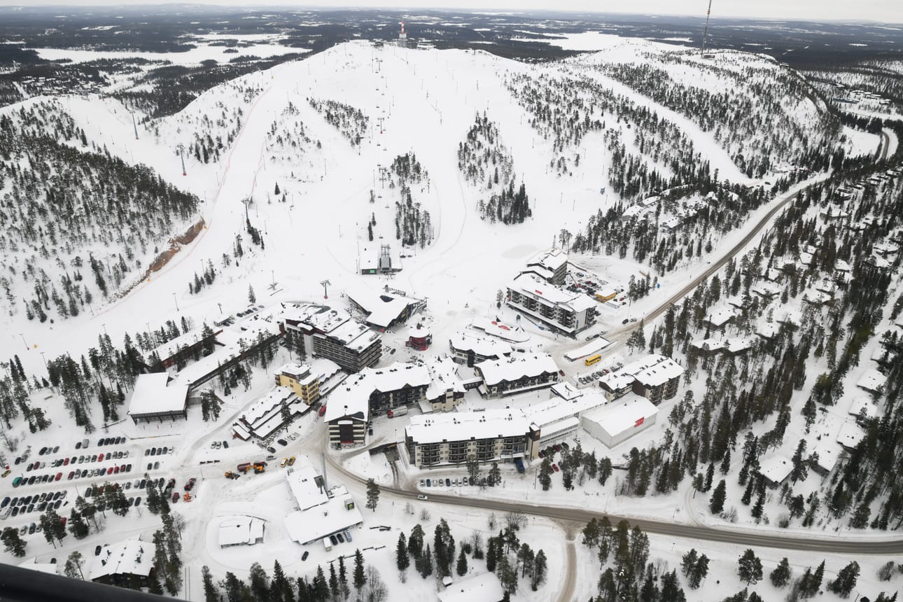 Rukan kylä on levittäytynyt tunturin juurelle.