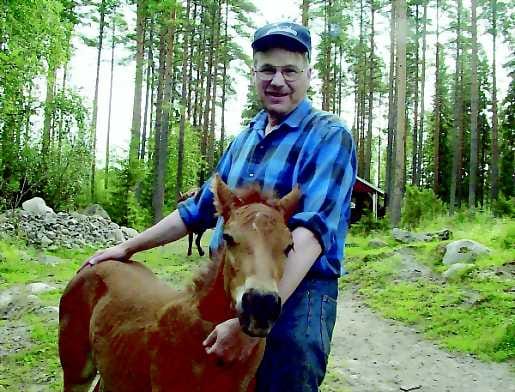 Jälki näkyy maatöissä. Eduskuntatyössä jälki näkyy hitaasti, mutta maataloustyössä heti. Kansanedustaja Pekka Vilkunan ajatukset pääsevät kyntötöissä traktorinratissa lentämään sen jälkeen, kun aurojen säädöt on tehty.