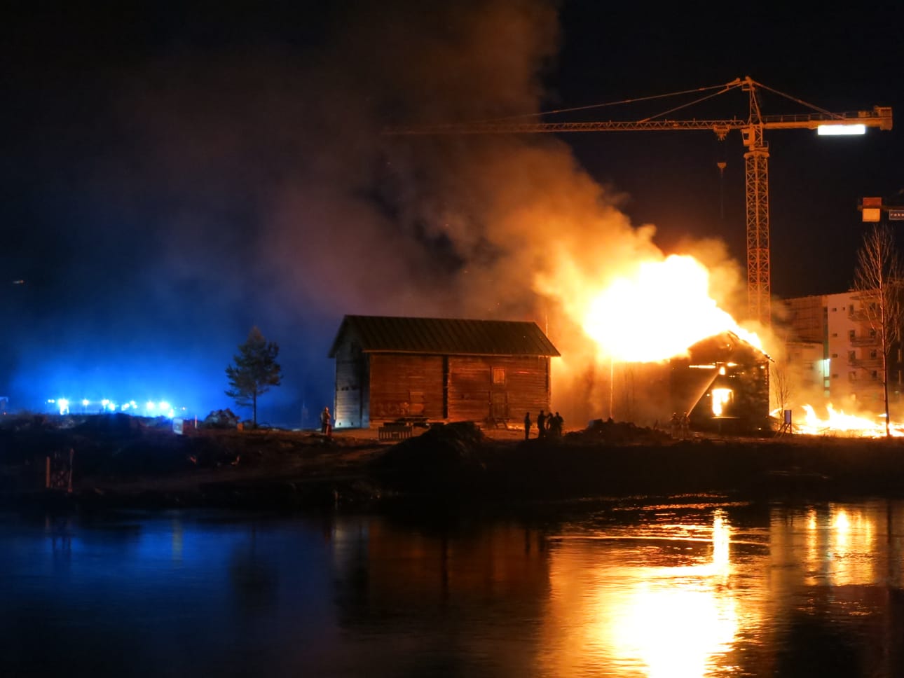 Toppilansalmessa oli vappuaaton yönä tulipalo, jossa tuhoutui kaksi makasiinirakennusta.