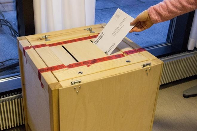 Mustasaaren kansanäänestyksessä ennakkoääniä on tuotu runsaasti kunnan virastotalon infopisteessä olevaan äänestysuurnaan. KUVA: ANNE LAURILA