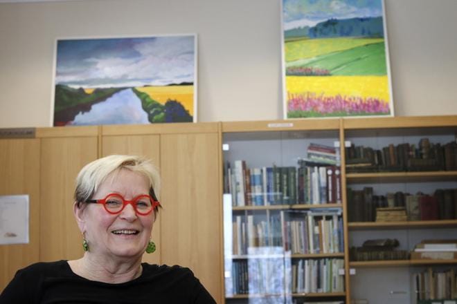 Heleena Lönnrothin öljyväritöitä on nähtävillä Alajärven kirjastossa maaliskuun ajan. KUVA: JOHANNA KATAJA