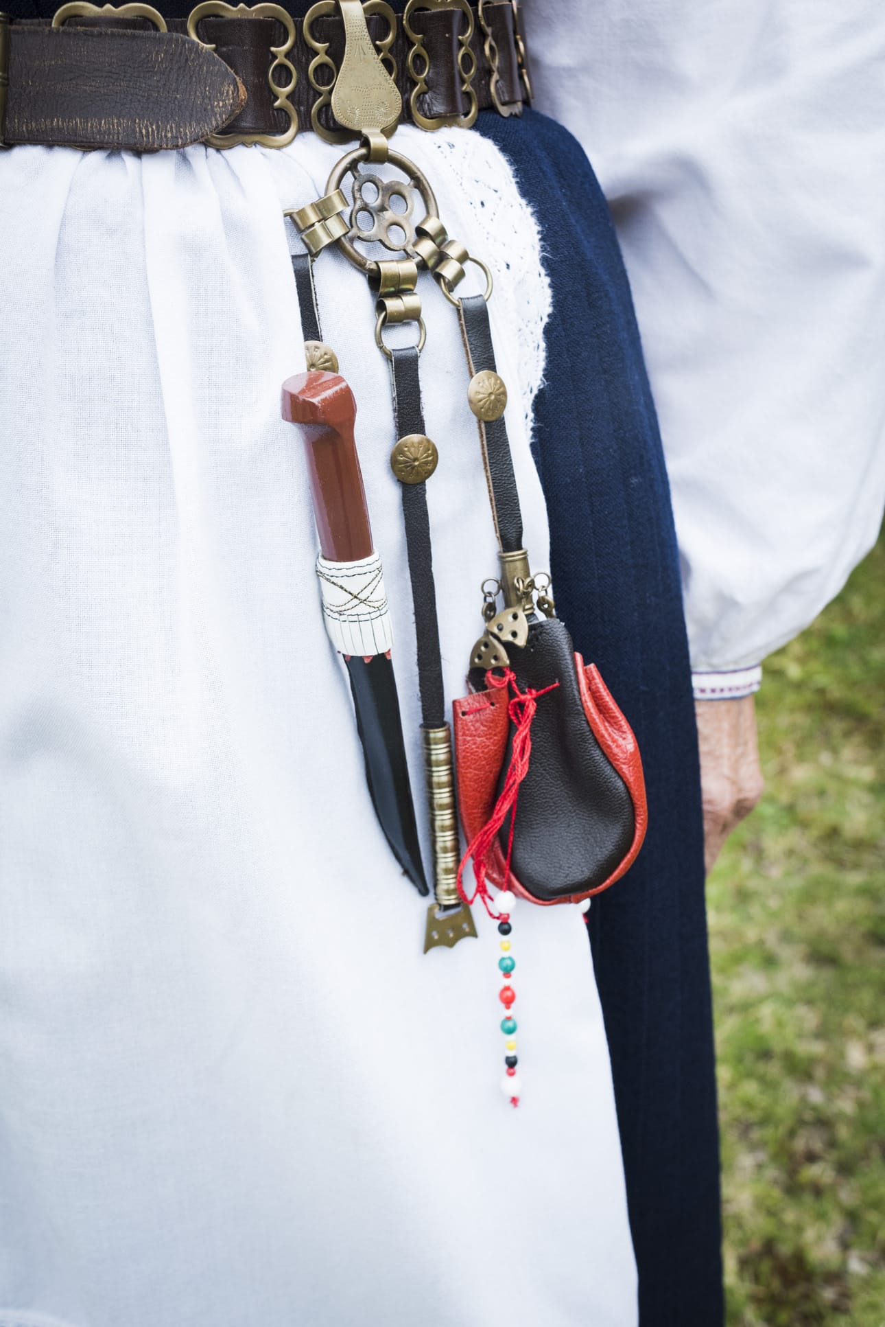 Viipurin läänin Pyhäsalmen kansallispukuun kuuluu puukko, matkaneula (neulikko) ja pieni rahamassi.