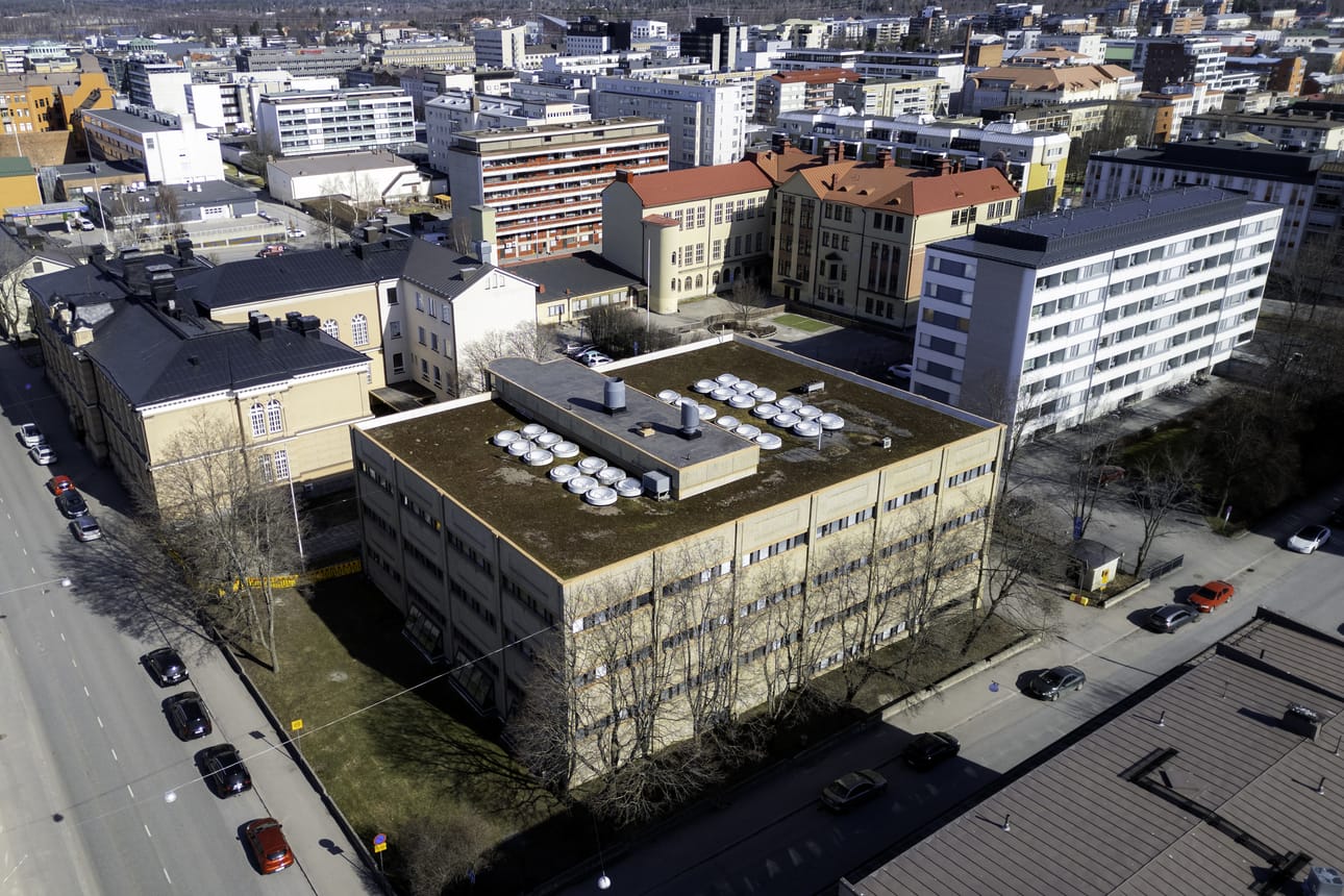 Etualan nelikerroksinen rakennus Raastuvankadun ja Kasarminkadun risteyksessä puretaan. Sen tilalle tulee uudisrakennus. Keskustan uusi yhtenäiskoulu saa tiloja myös taustalla näkyvästä punakattoisesta rakennuksesta. Uuden koulun kolmas keskeinen talo on Keskuskoulu naapurikorttelissa.