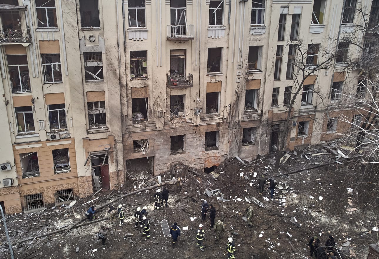 Kuvassa 5. helmikuuta Harkovassa tehdyissä iskuissa vaurioitunut asuinrakennus.