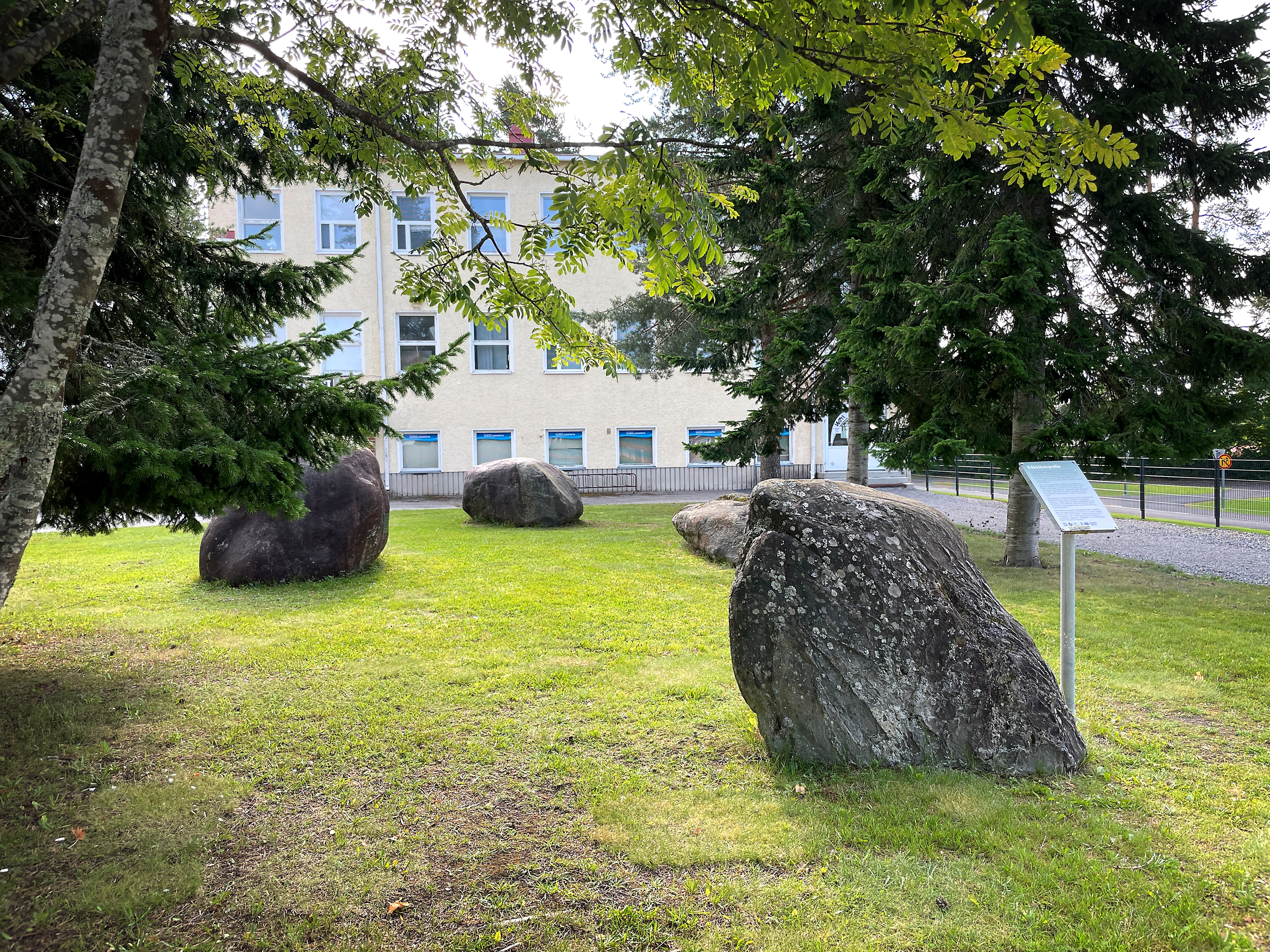Makasiininkangas on Alajärven historian tärkeä paikka, jonka äärelle johtavat enää muistokivet ja havisevat puut
