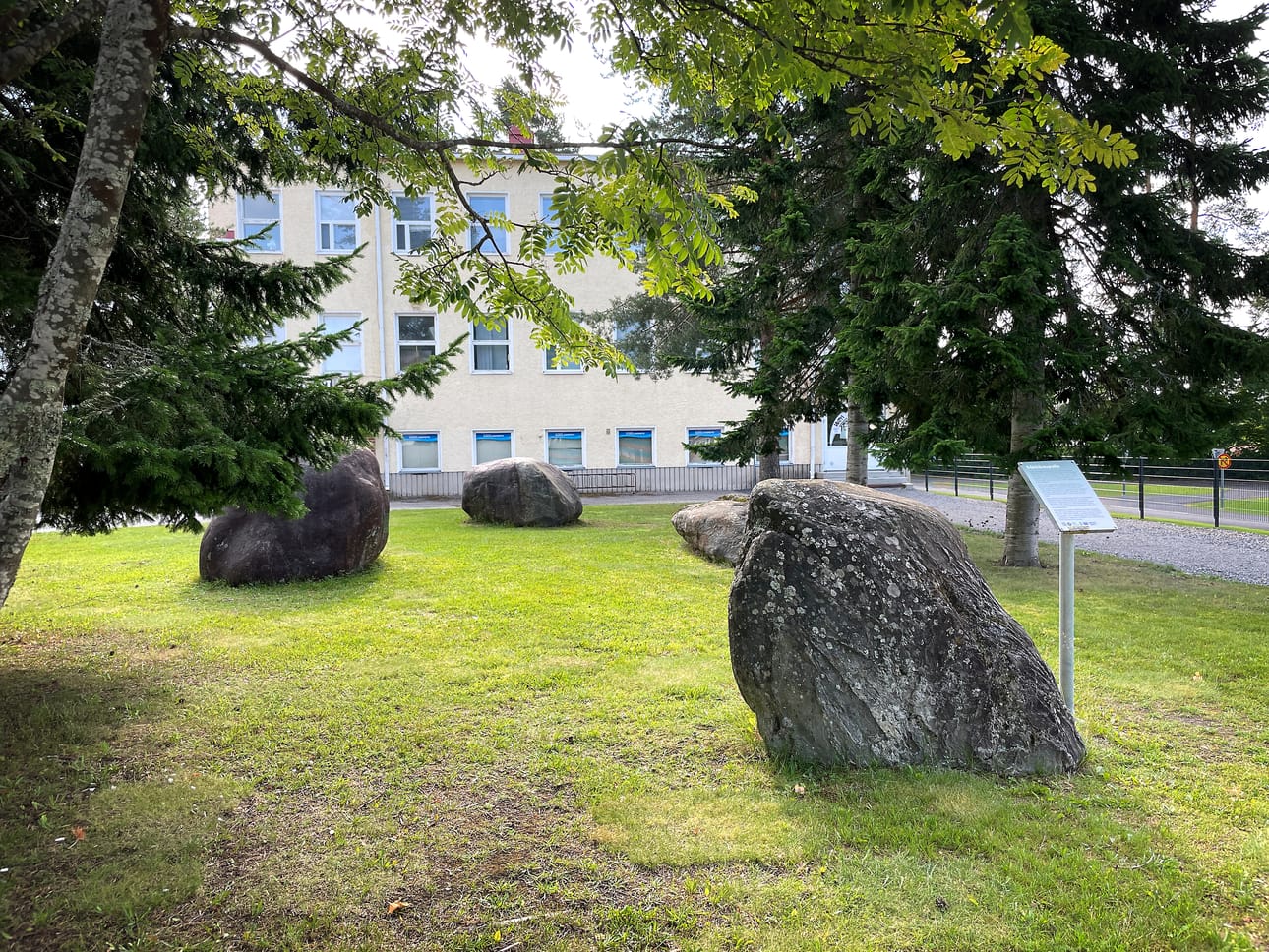 Liikennepuiston naapurissa on neljä isoa kiveä ja komeita puita kolmion muotoisella nurmikentällä – eikä sattumalta.