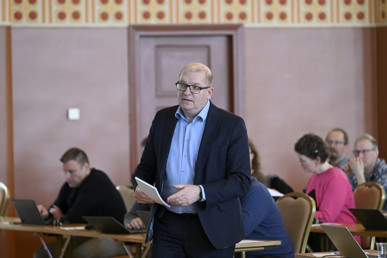 Teollisuusliiton puheenjohtajan Riku Aallon mukaan valmisteluun ryhdytään, koska hallituksen kolmikantaiset neuvottelut työmarkkinapolitiikasta ovat osoittautuneet näennäisiksi eikä työntekijöiden ääntä ole kuultu. LEHTIKUVA / Markku Ulander