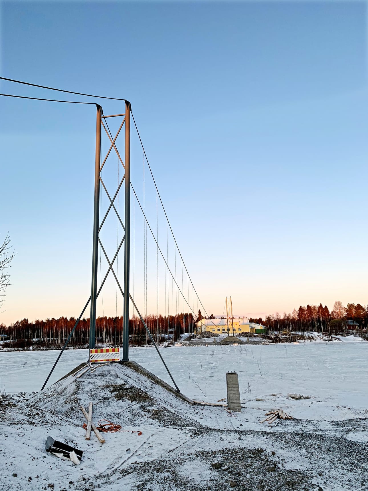 Jakkukylän riippusillan pääkannattimet on vedetty joen yli.