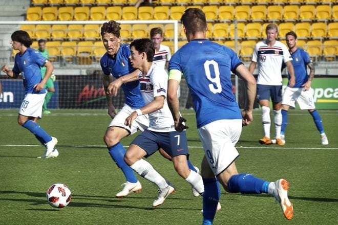 Rikkeet värittivät Italian ja Norjan kohtaamista. Ensimmäisellä puoliajalla Italia rikkoi 19 kertaa, Norja 12. Hugo Vetlesen oli lähellä lentää ottelusta ulos, mutta hän selvisi yhdellä keltaisella kortilla. KUVA: JOUKO HÄNNINEN