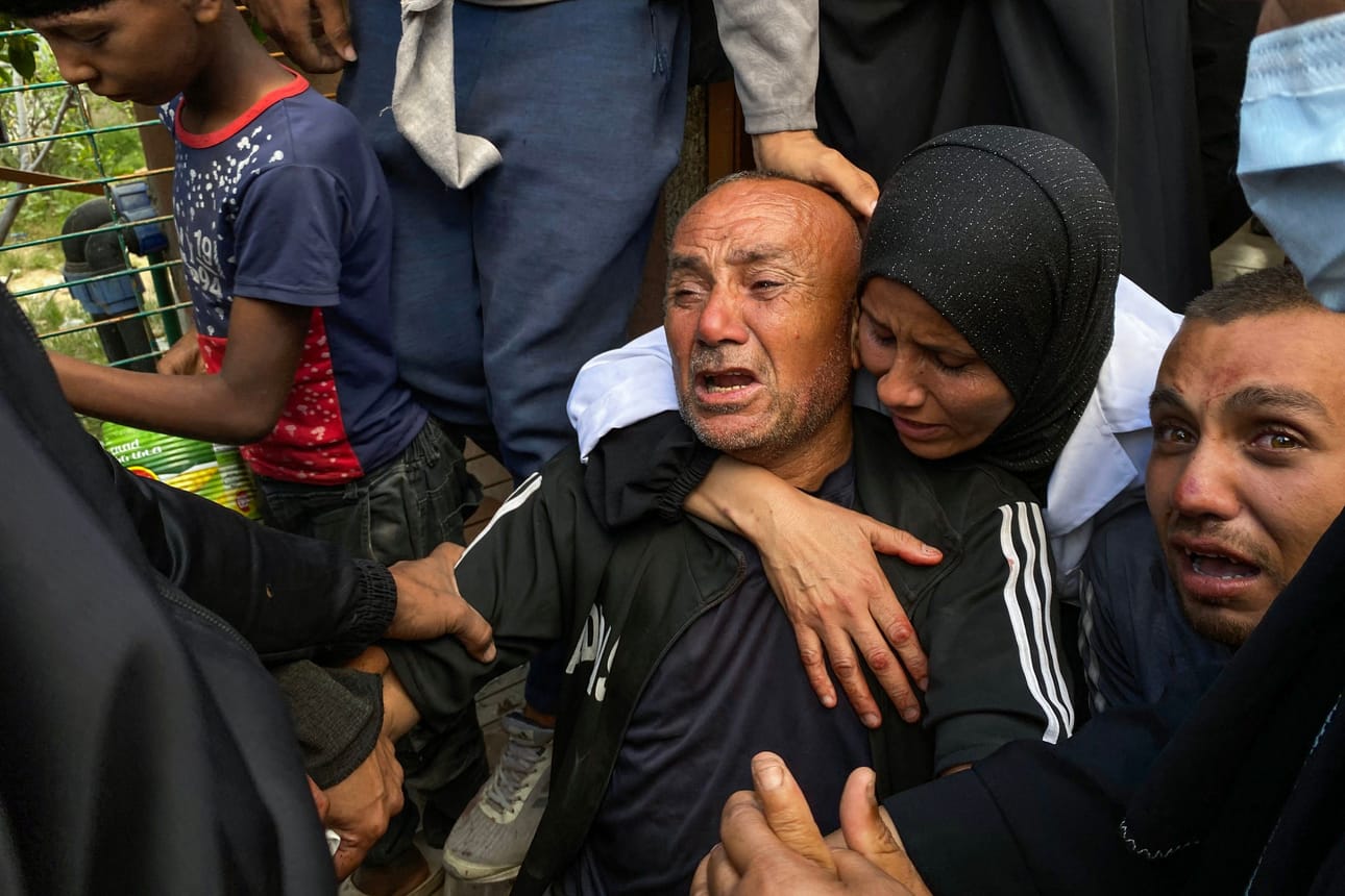 Palestiinalaisia omaisia suremassa Israelin armeijan iskussa kuolleita läheisiään.