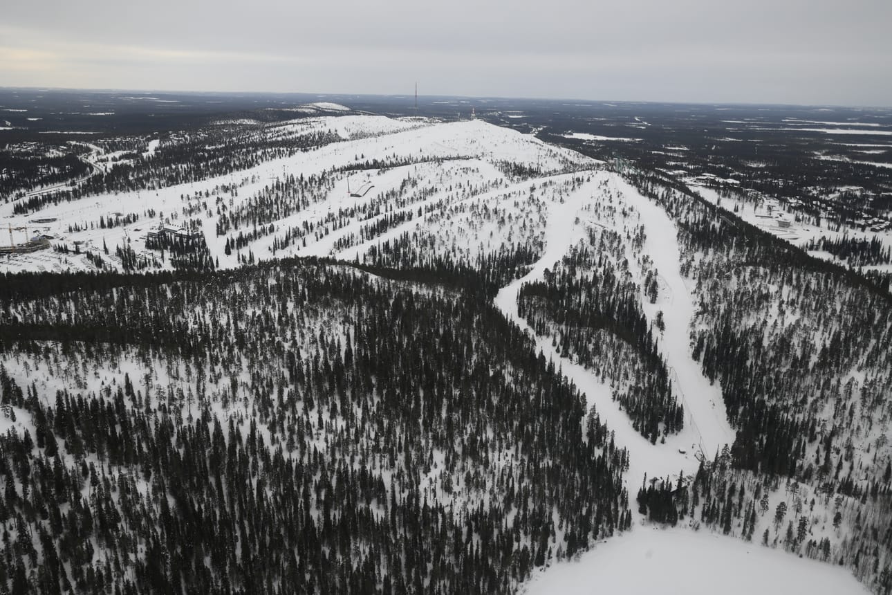 Rukalla näkyy olevan laskettelijoita.