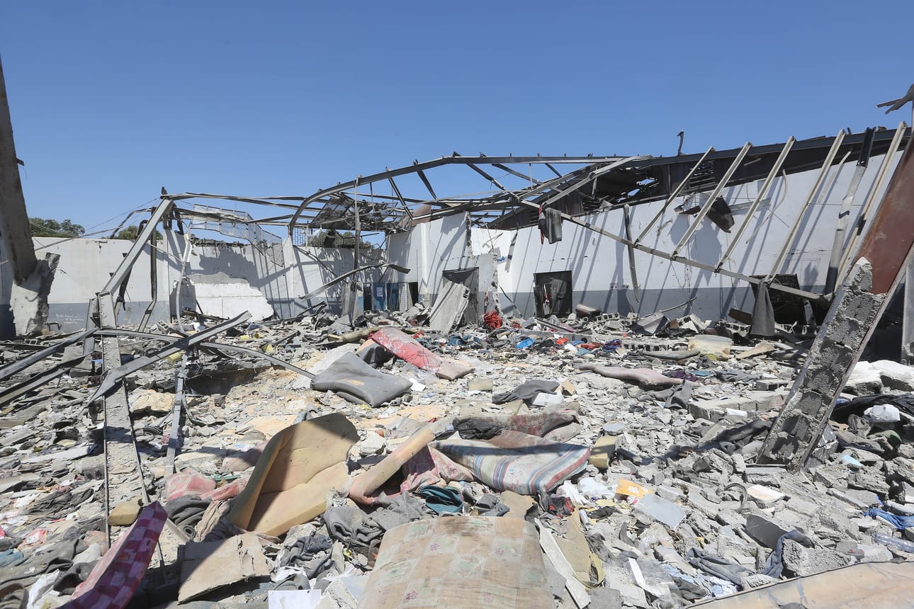 Tiistainen ilmaisku tuhosi Tajouran pidätykeskuksen Libyassa. Iskussa kuoli 44 siirtolaista, uhrien joukossa oli myös naisia ja lapsia.