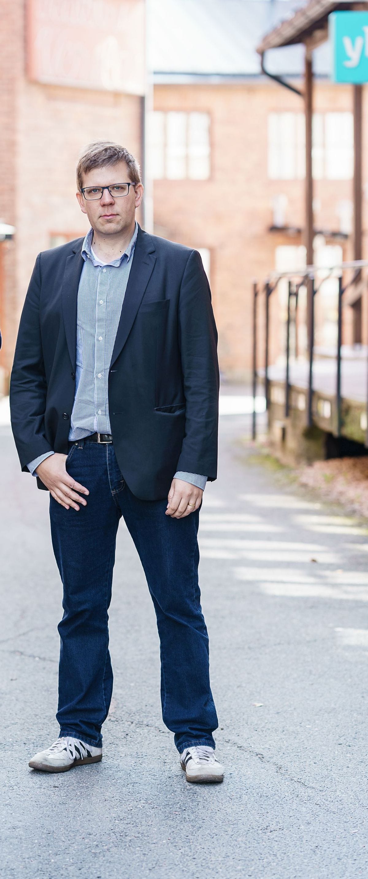 Yliopistotutkija, dosentti Antti Malinen työskentelee Tampereen yliopistossa. Lisäksi hän ylläpitää lapsuuden historiaan keskittyvää sivustoa www.lapsuudenhistoriaa.fi.