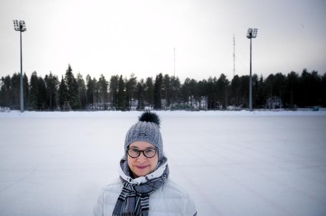 Kuvateksti nega:Anneli Risku (o.s. Repola) kilpaili edellisenä suomalaisena naispikaluistelijana olympialaisissa 1980 Lake Placidissa, jossa hän oli parhaimmillaan viidestoista 3 000 metrillä. Nyt hän menee Etelä-Koreaan jännittämään Timo-poikansa kanssa, miten Elina-tytär pärjää uransa ensimmäisissä olympialaisissaan. KUVA: JAAKKO ELENIUS