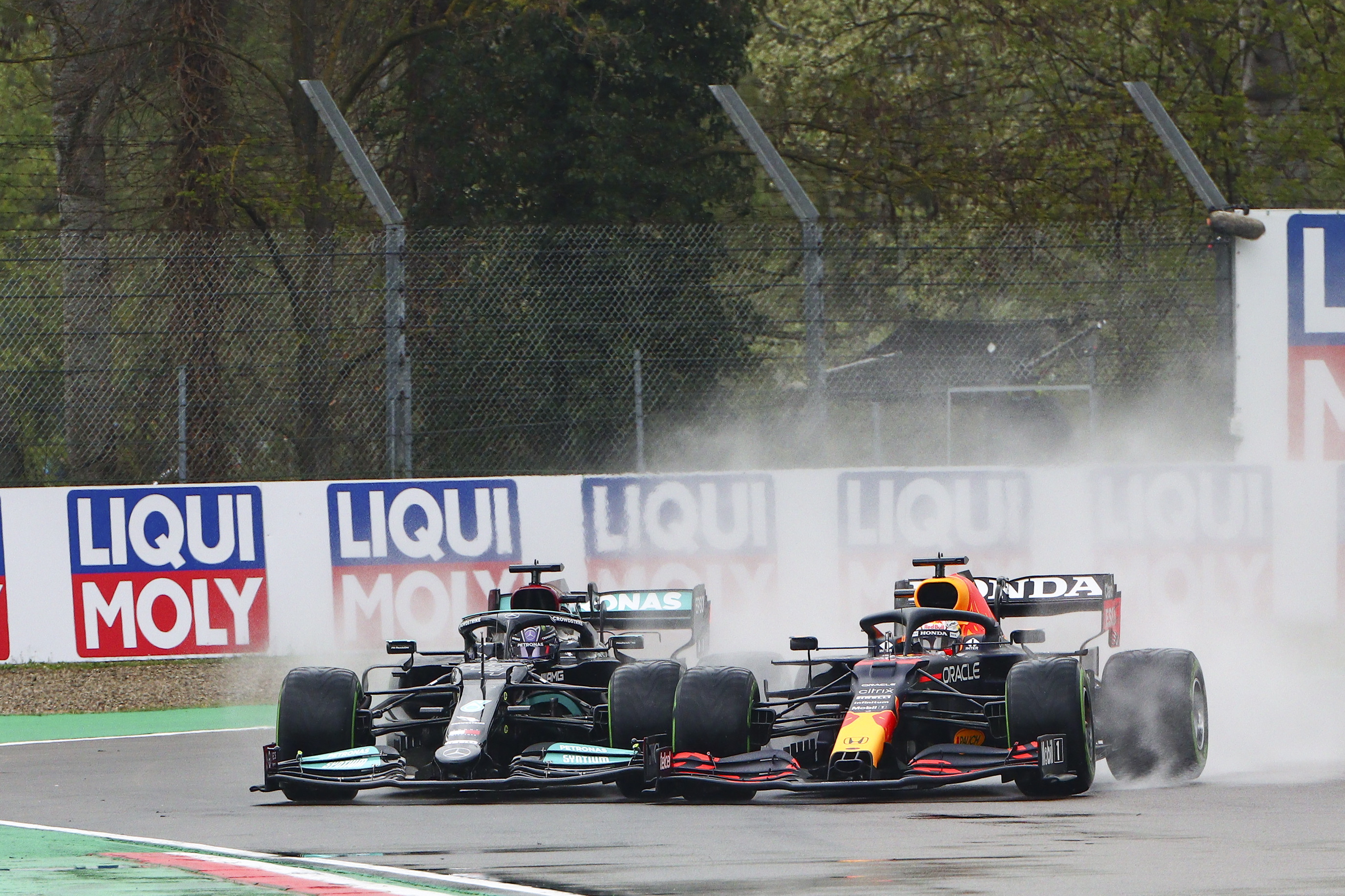 Verstappen johti Imolan tapahtumarikasta sadekisaa ensimmäisestä mutkasta maaliin