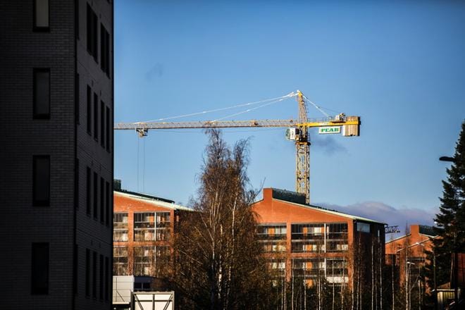 Teollisuuden ja rakentamisen suhdannenäkymät ovat vähän koko maan keskiarvoa paremmat. Rakentamisessa vauhti on ollut jo niin kovaa, että sen ei uskota enää paljon voivan kasvaa. KUVA: KRISTA LUOMA