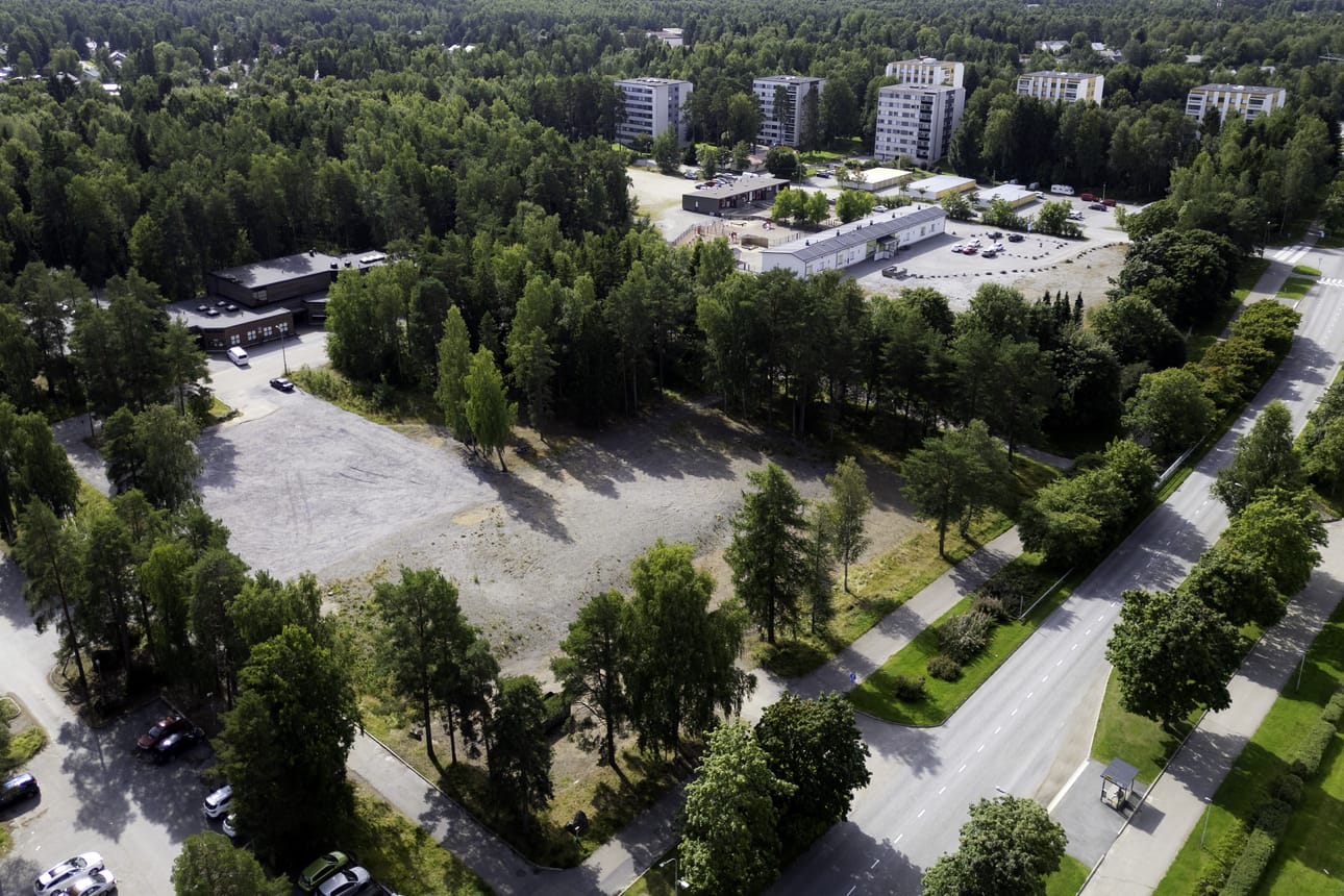 Ristinummen puretun ostoskeskuksen paikalla on tyhjä kenttä. Se on Ristinummen keskus.