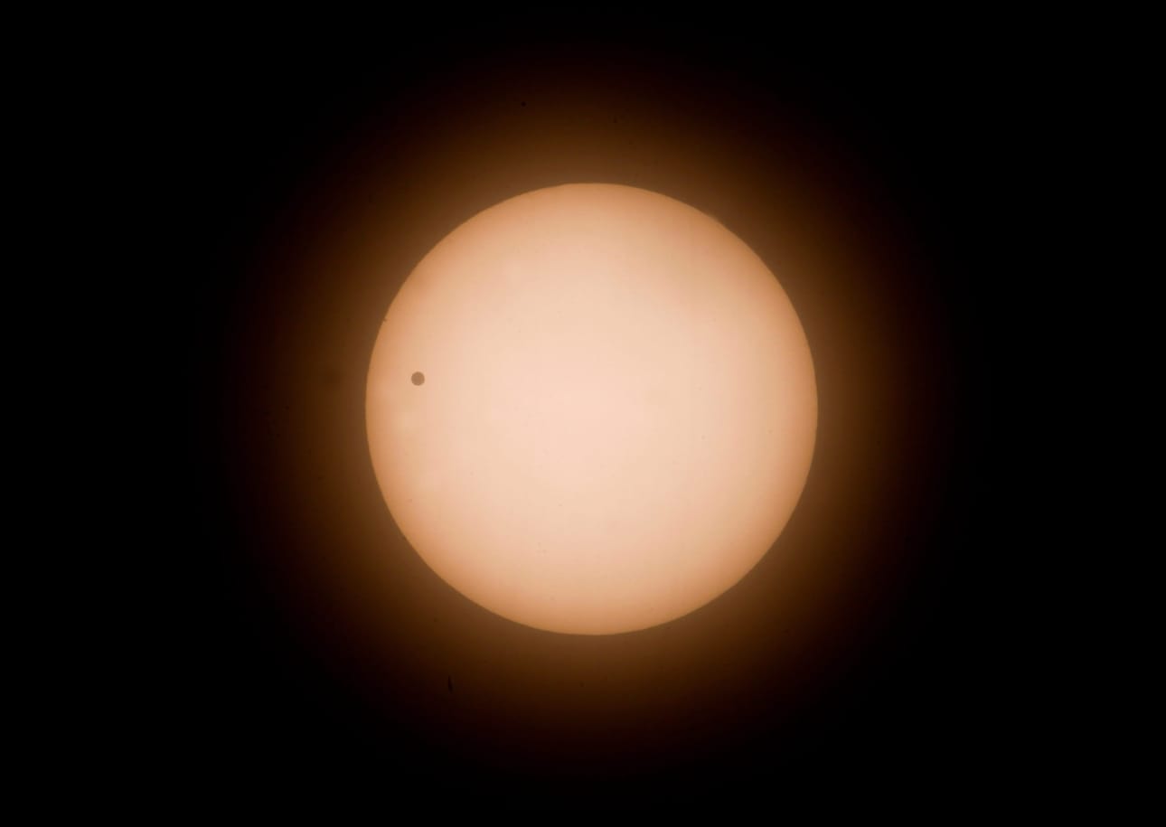 Venus kulki Maasta katsottuna Auringon editse.