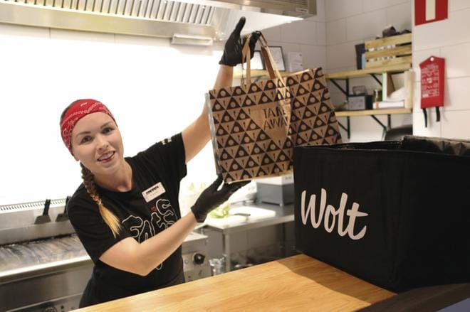 Fafa’s Seinäjoen vuoropäällikkö Miia Mäkinen kertoo Woltin tuoneen ravintolalle uusia asiakkaita. Kuva Unna Takalo.