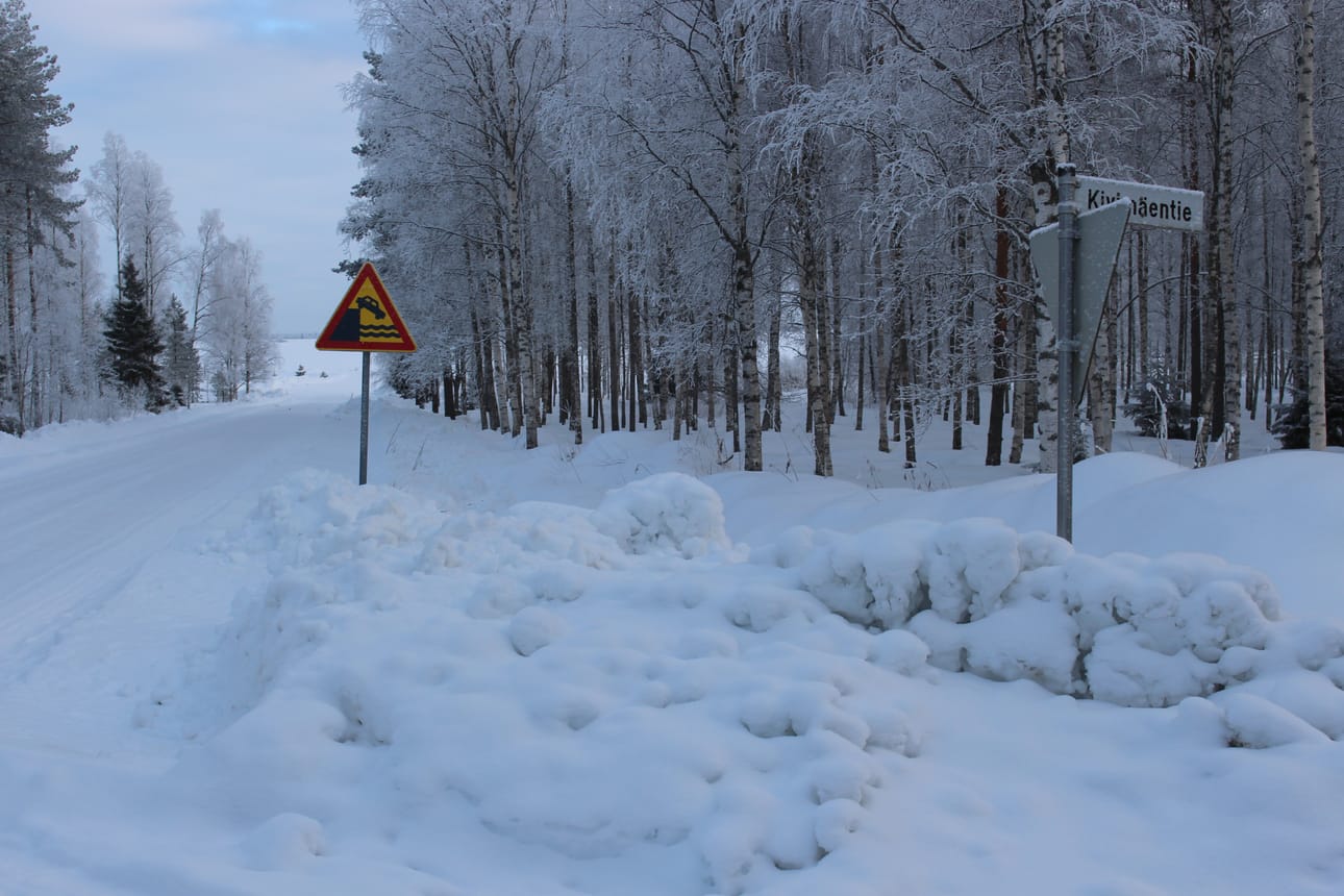 Uljuan tekojärven eteläpuolella valmistellaan sekä Kivimäentien että Rasvamäentien perusparannusta. Kahden yksityistien kunnostus tulee rasittamaan tieosakkaiden kukkaroa niin, että keskustelua on haluttu muun muassa siitä, voisiko tiekunnat yhdistää.
