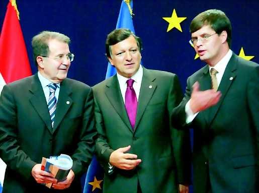 Hollannin pääministeri Jan Peter Balkenende (oik.) toivottaa väistyvän ja tulevan Euroopan Unionin komission puheenjohtajat Romano Prodin (vas.) ja Jose Manuel Barroson (kesk.) tervetulleeksi unionin huippukokoukseen.