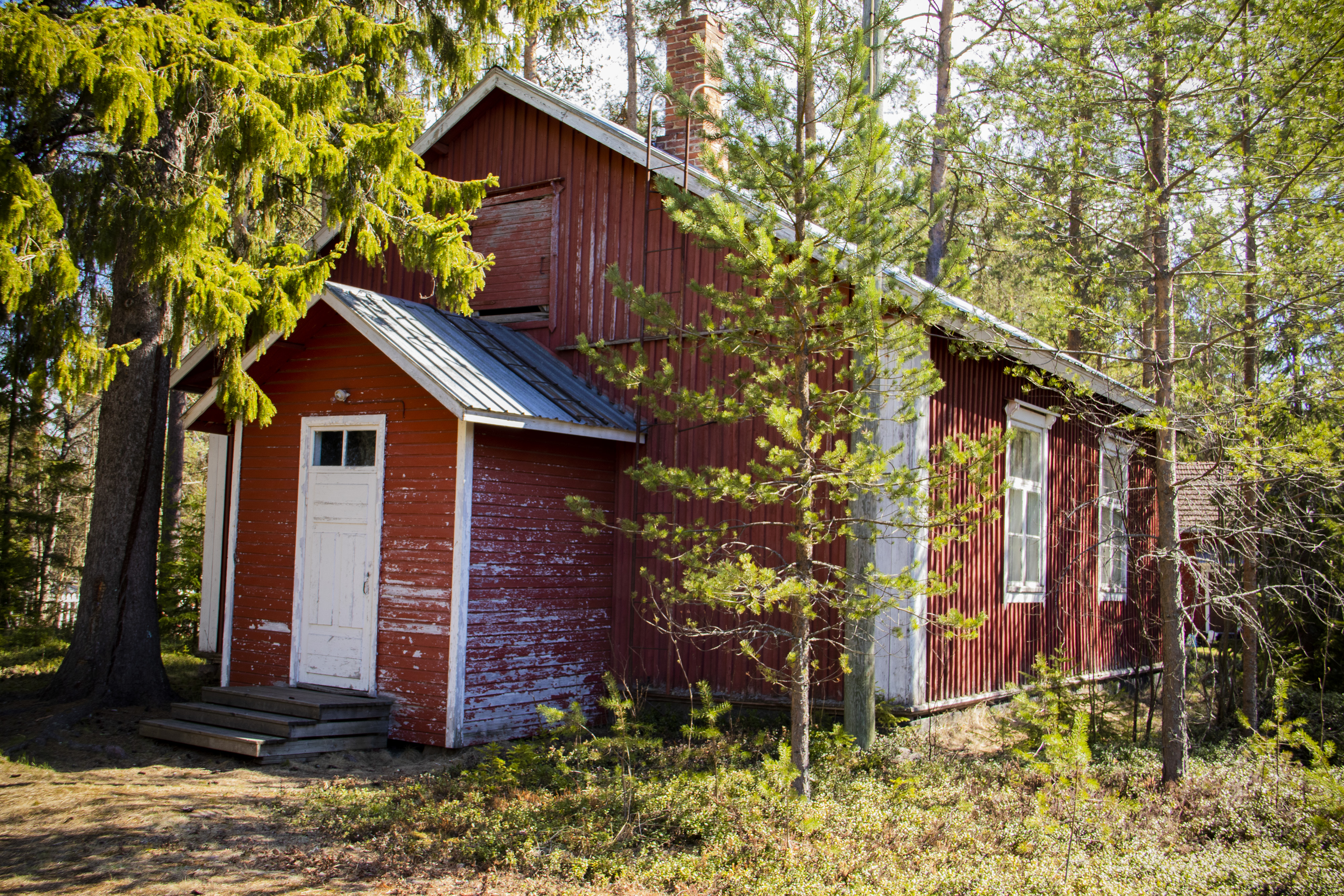 Murron vuonna 1908 rakennettu rukoushuone on puiden suojassa. 