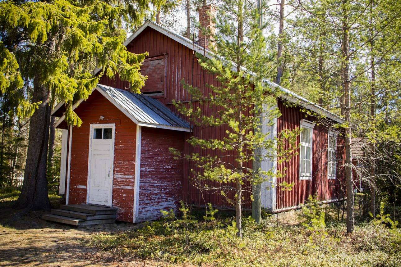Murron vuonna 1908 rakennettu rukoushuone on puiden suojassa.