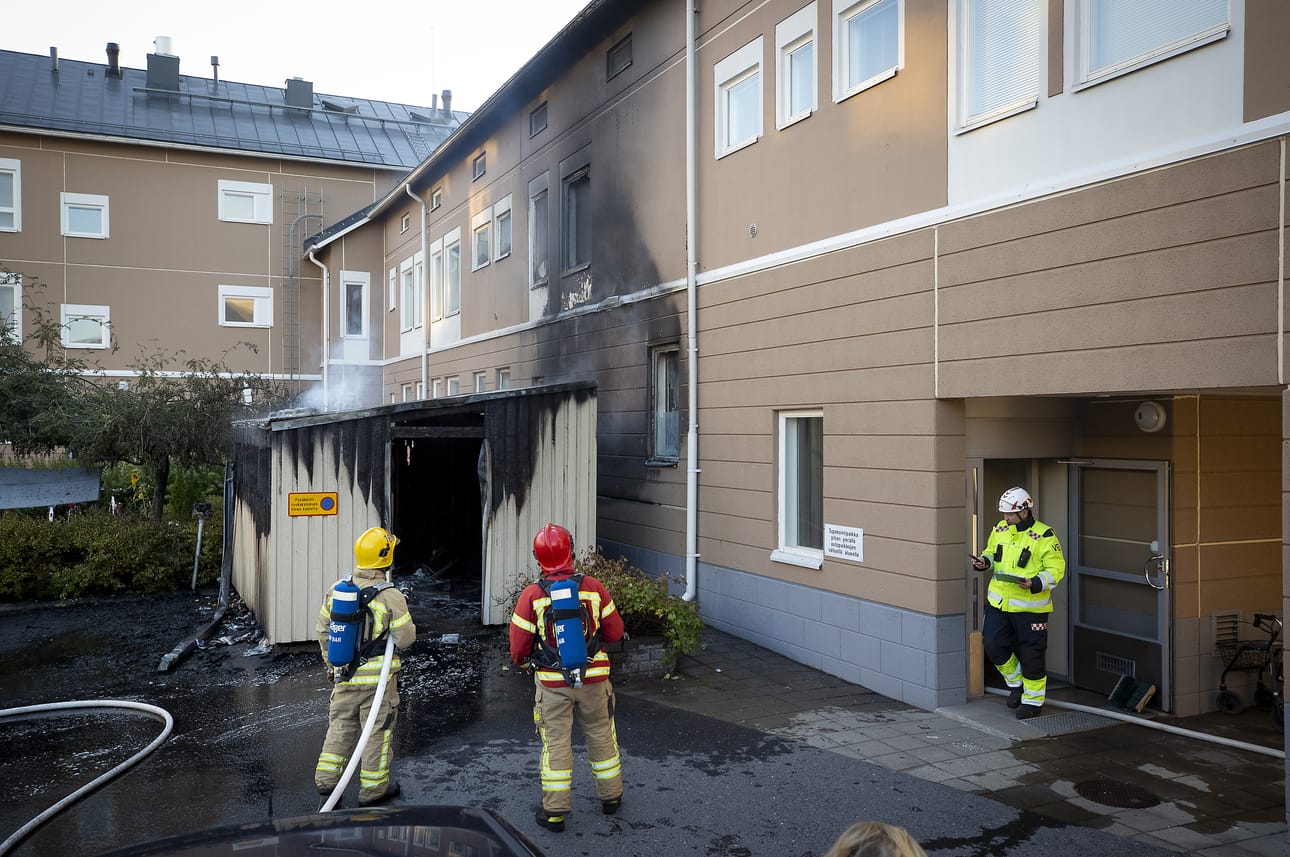 Roskakatoksessa riehunut palo mustasi myös asuinrakennuksen seinää.