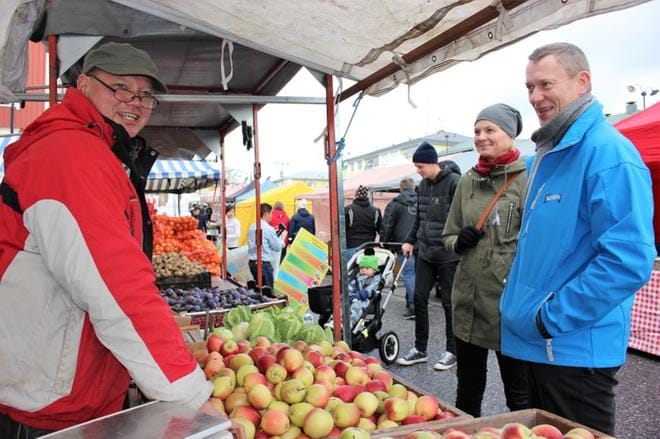 Marjo ja Tomas Lindfors Kristiinasta pysähtyivät juttelemaan lapväärttiläisen torilla myyvän kasvihuoneviljelijän Kaj Svedin kanssa. KUVA: TAUNO RIIHILUOMA