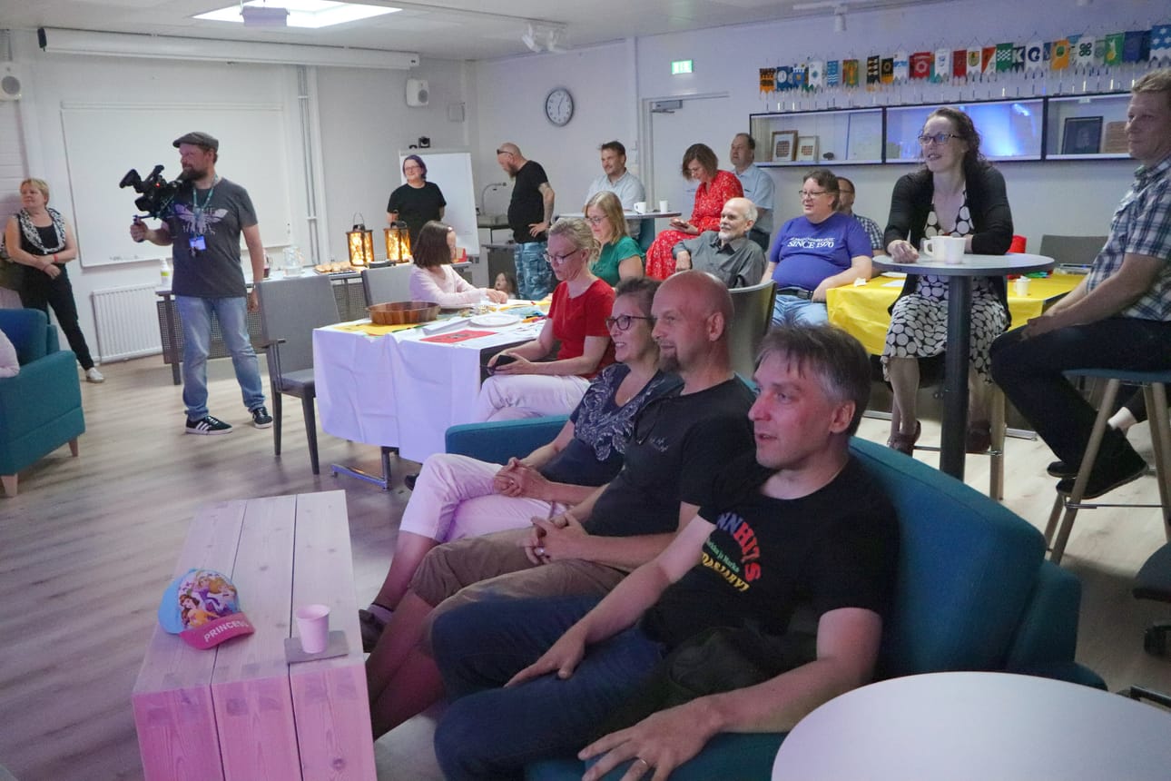 Illemmalla kokoonnuttiin kapungintalolle. Tapahtuman päätti Matti Patrosen stand up -esitys.