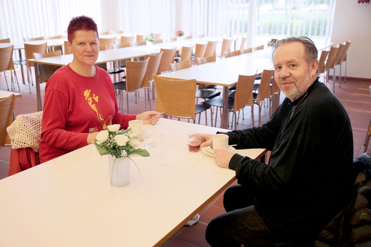 Anne-Maria Leppänen ja Olavi Kaijanen ovat käyneet seurakunnan tarjoamalla aamiaisella jo vuosia. – Täällä on mukava vaihtaa kuulumisia ja aamiainen on hyvä, Kaijanen kertoo.