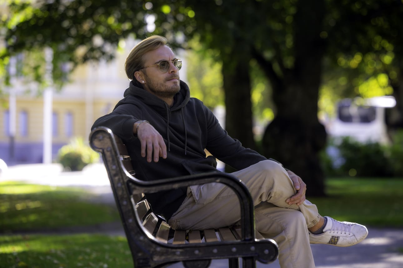 Kim Selänniemi ei ele koskaan asunut tyttärensä äidin kanssa. he eivät edes seurustelleet. Vanhempina he ovat tasavertaisia ja tyttö asuu vuoroviikoin Kimin ja äidin luona.