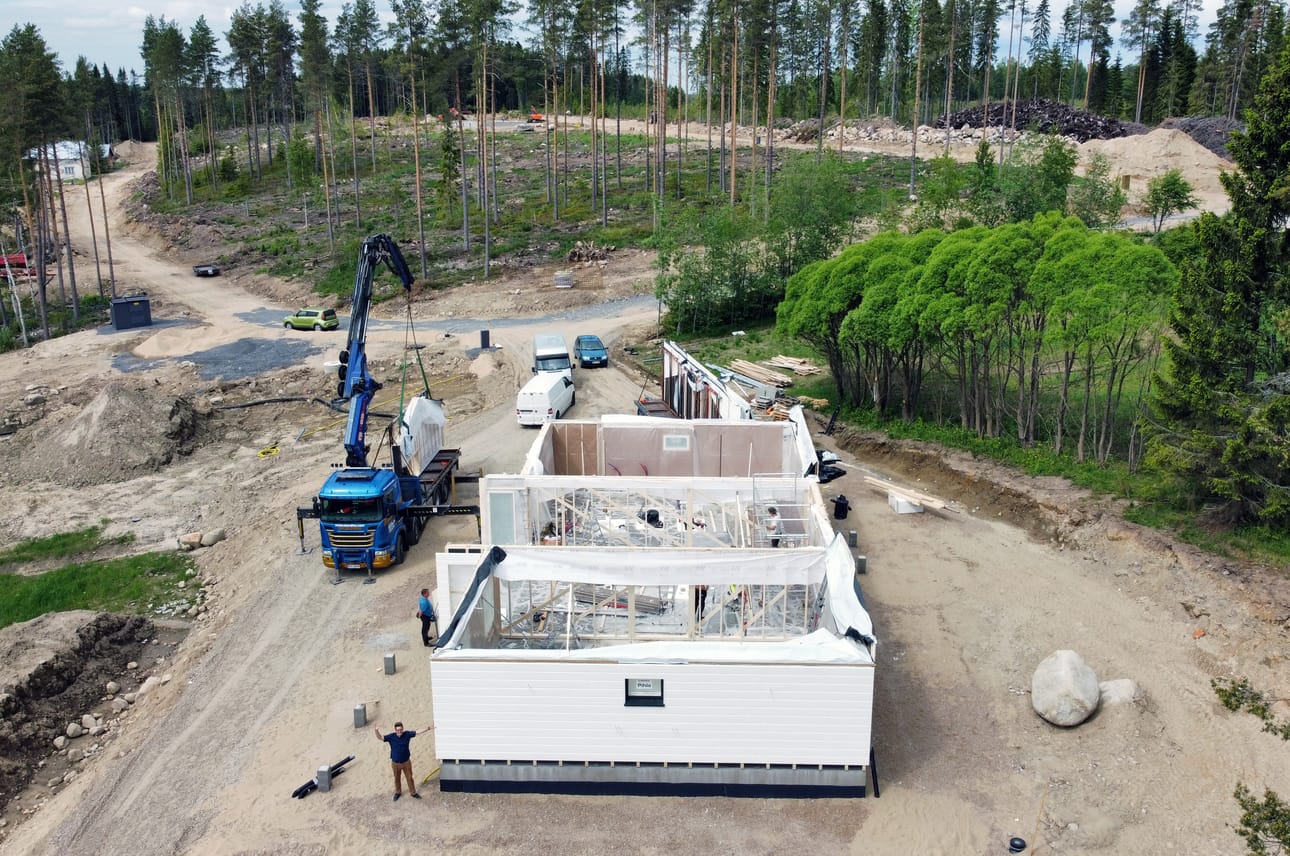 Kunnanjohtaja Juha Herralan perheen talo nousee ensimmäisenä uudelle Kaipionrinteen asuntoalueelle Isojoella. Tällä viikolla nosteltiin paikalleen taloelementtejä ja asumaan on tarkoitus päästä vuodenvaihteessa.