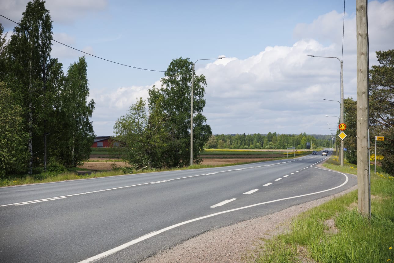 Uusi pyörätie tulee valtatien varteen. Kuva Muhokselta Laukansaaren risteyksen kohdalta.