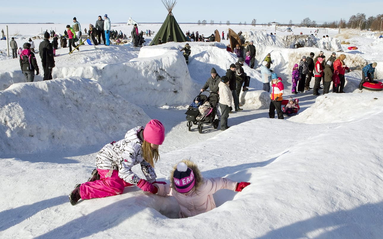 Talvikylän lumilinnaan on kaivettu myös tunneleita. Sunnuntaina koulujen talviloman viimeisenä päivänä kylässä oli runsaasti väkeä nauttimassa auringonpaisteesta ja kylän toiminnoista.