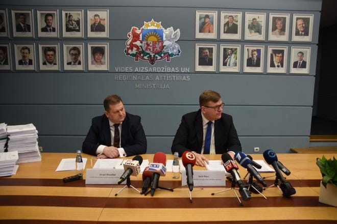 Ympäristönsuojelusta ja alueiden kehityksestä vastaava ministeri Juris Puce ilmoitti Riian pormestarin erottamisesta lehdistötilaisuudessa. Vasemmalla istuu valtiosihteeri Aivars Draudinš.