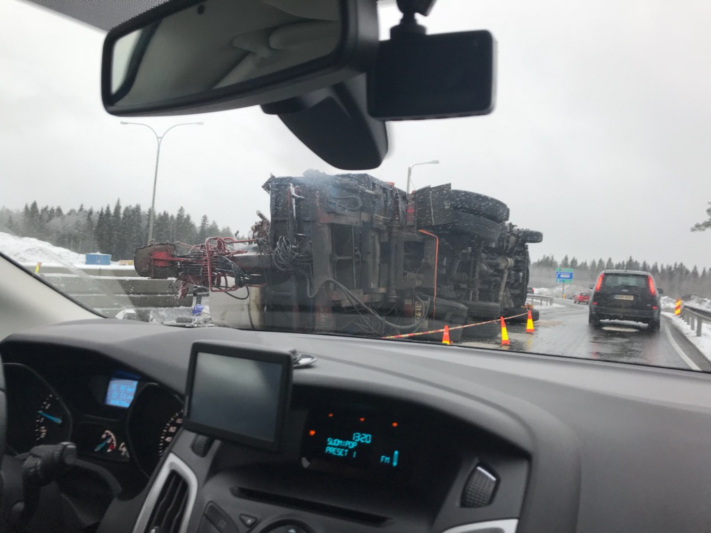 Kuorma-auto kaatui kyljelleen Pohjantiellä. Onnettomuus hidastaa likennettä paikan päällä.