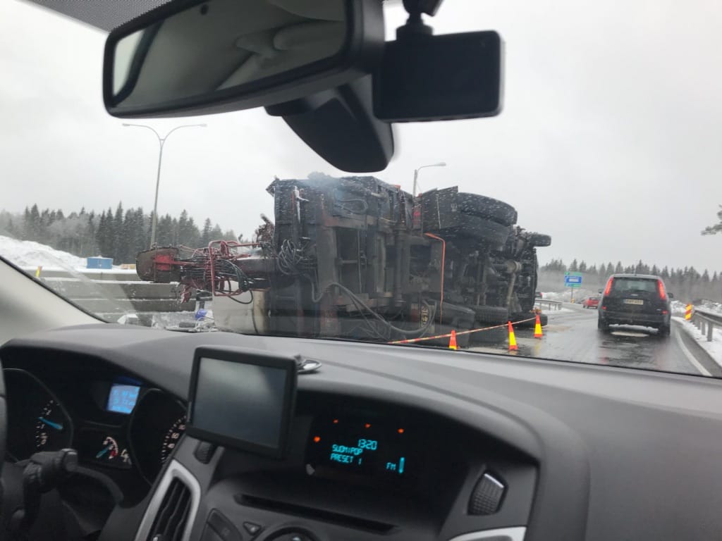 Kuorma-auto kaatui kyljelleen Pohjantiellä. Onnettomuus hidastaa likennettä paikan päällä.