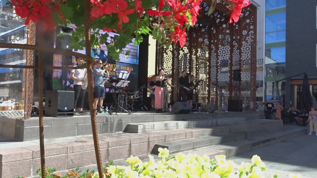 Rotuaarin kesäkonsertissa oli teemana Ultra Bra