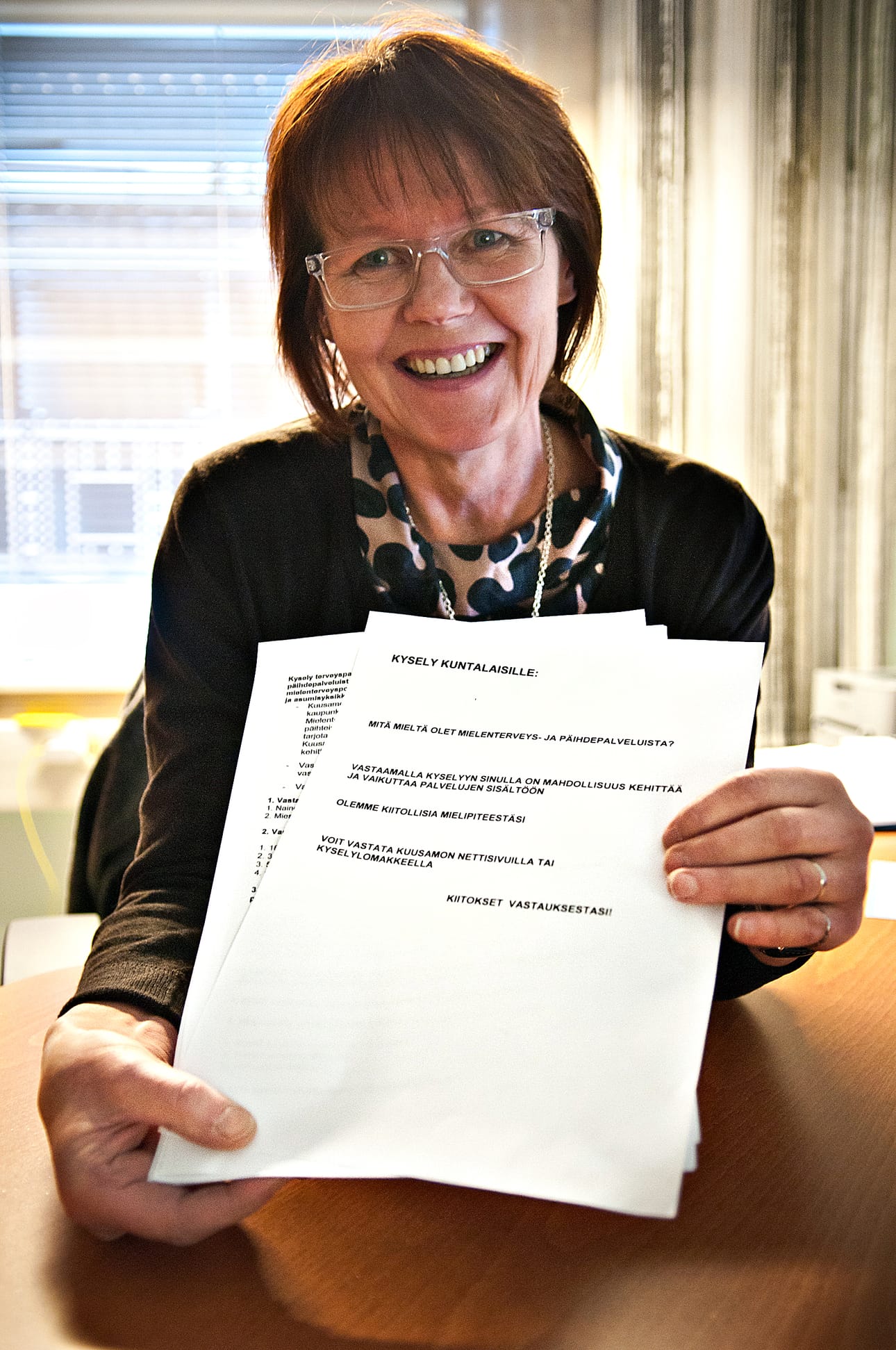 Kuusamon psykiatrisen osaston osastonhoitajan Sirpa Keränen esittelee tänään käynnistyvän kyselyn paperista versiota.