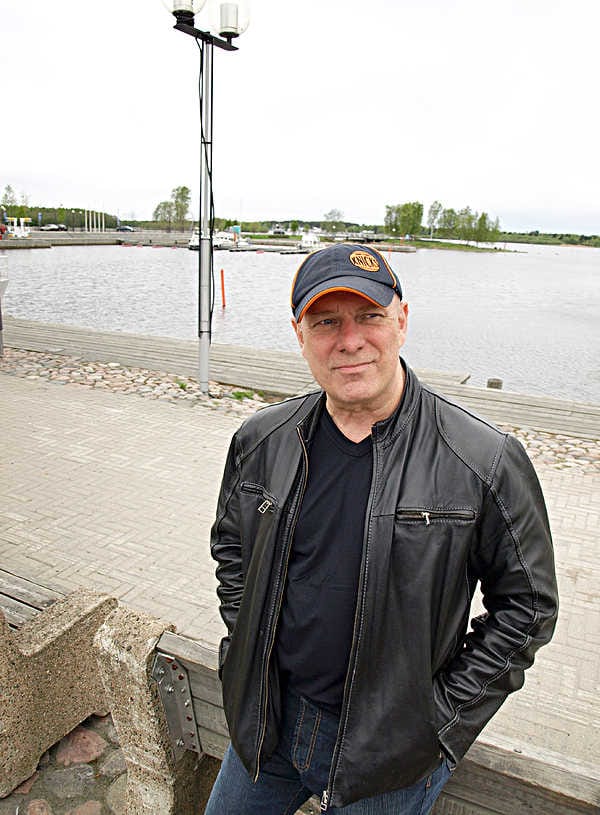 Ari Paulow sanoo halunneensa kirjoittaa Khilafa! Valtakunta -romaaninsa salanimellä, mutta kustantaja oli sitä mieltä, että kaupallisista syistä se kannattaa julkaista Paulowin omalla nimellä.