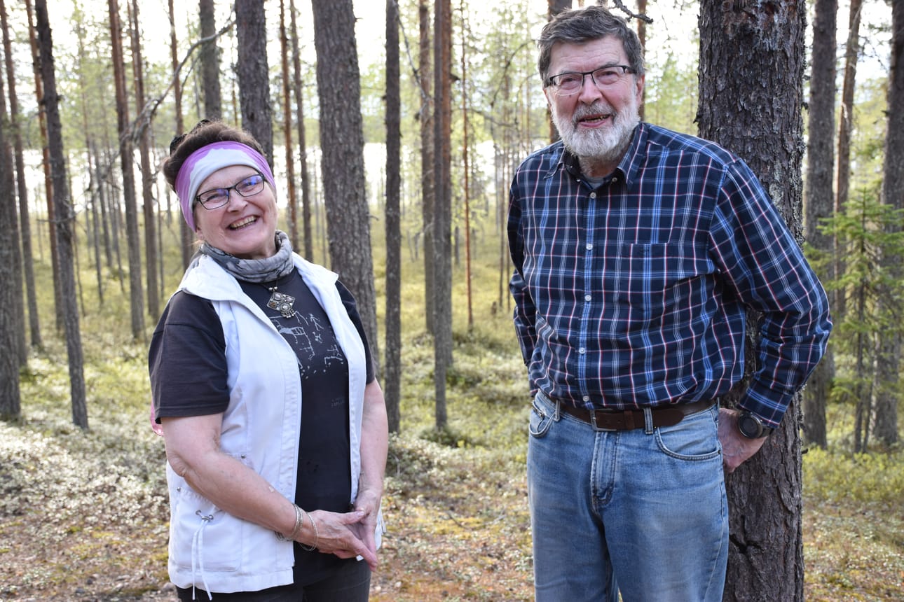 Kuusamosta lähtöisin oleva Pertti Kaikkonen ja puolisonsa Posiolta lähtöisin oleva Marjatta Kaikkonen julkaisivat omakustanteena kirjan, jossa tieteen ja taiteen keinoin esitellään pohjoista luontoa sekä käsitellään ilmastonmuutosta Maapallolla. Kuvassa pariskunta on mökkinsä pihalla Tuomijärven rannalla viime lauantaina.