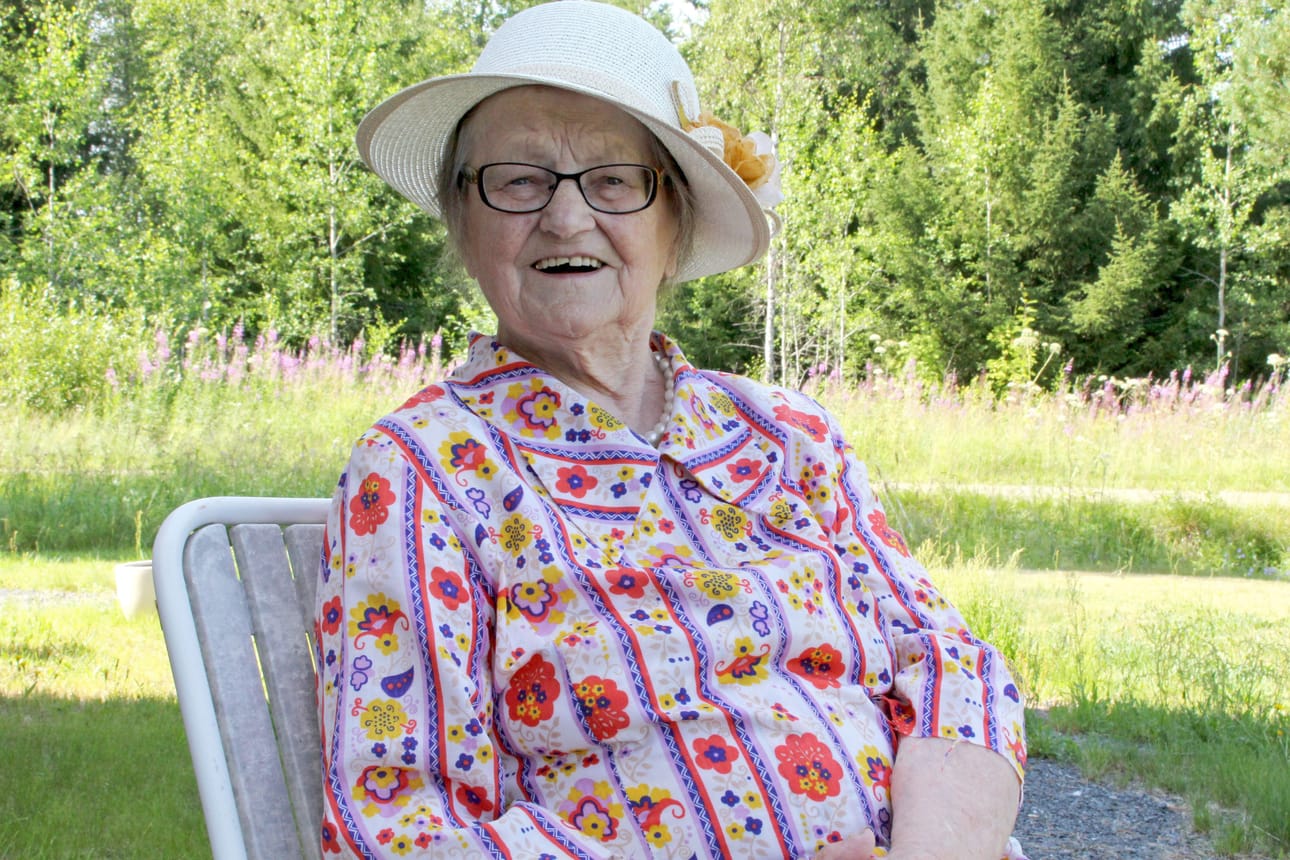 Eläkkeelle jäätyään Aune Ruskoaho muutti Oulusta Luohualle, sillä kivikadulla kävely tuntui oudolta ja omaa pottumaata tuli ikävä.