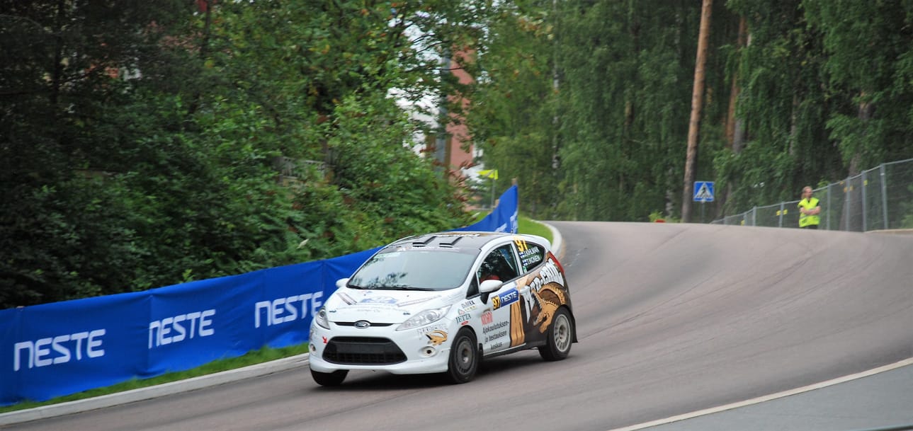 Jari Kihlman kartturinaan Tomi Ikonen avauspäivänä Harjun kaupunki-EK:lla