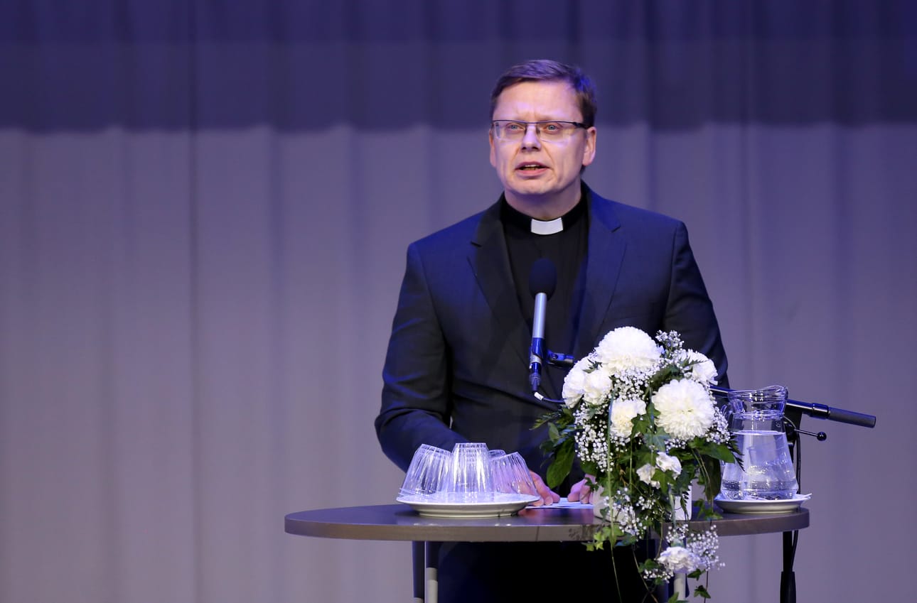 Kirkkoherra Kimmo Helomaa toi seurakunnan tervehdyksen.