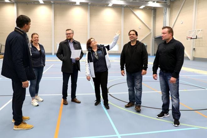 Uutta monitoimihallia ihastelivat Esa Kaunisto, Merja Korpela, Antti Joensuu, Kirsti Kivelä, Olli Ojanperä ja Juuso Pikkukangas.